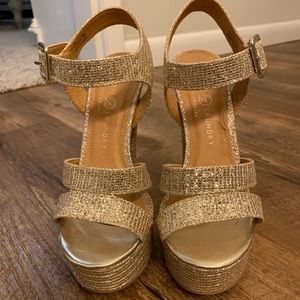 Chinese Laundry gold platforms size 7.